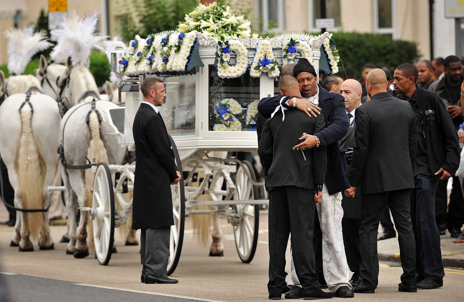 Trasladan el ataúd de Duggan en una carroza blanca