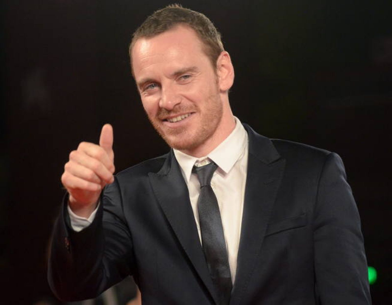 El actor irlandés de origen alemán Michael Fassbender saluda al público en el Festival de Cine de Venecia