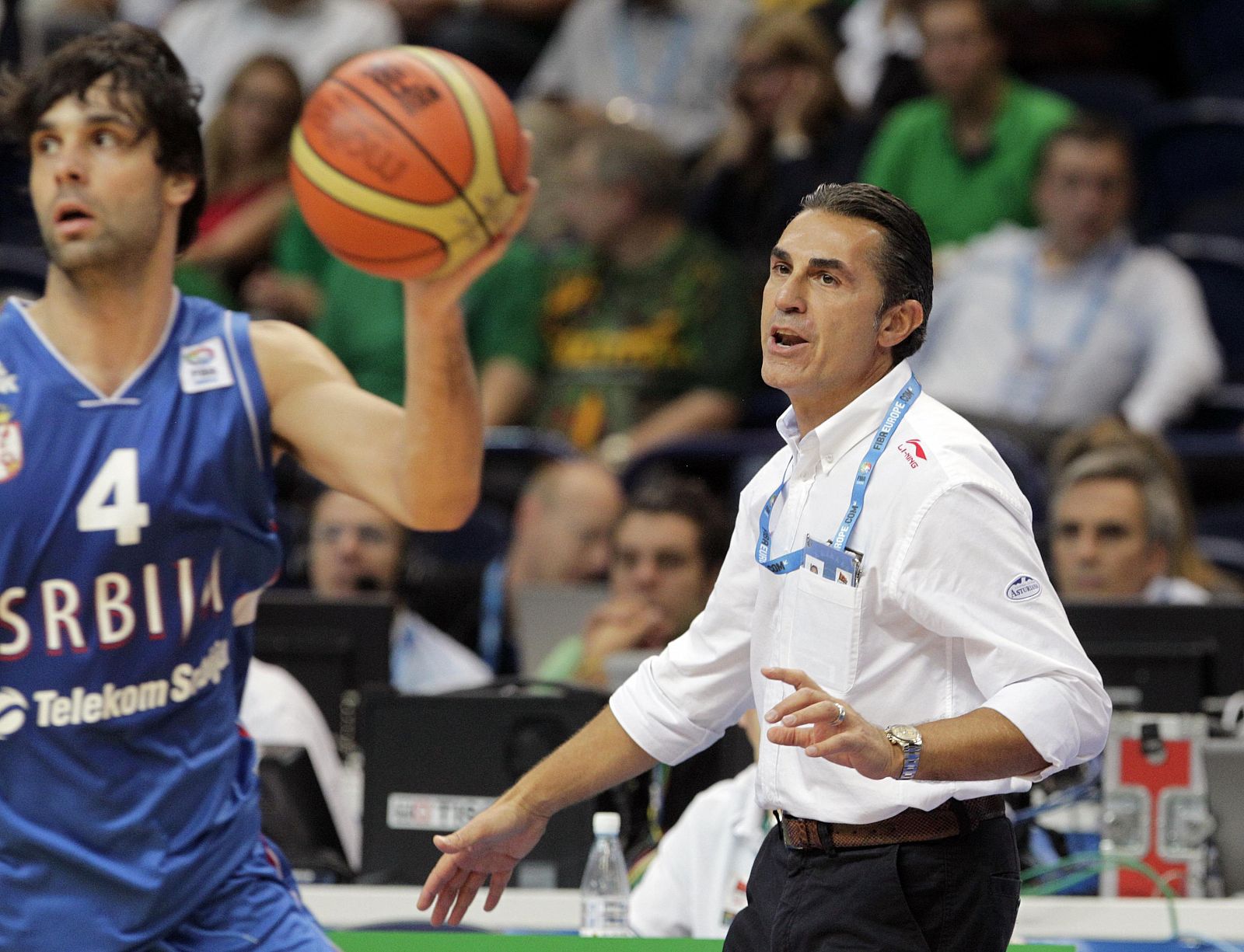 El seleccionador nacional de baloncesto, Sergio Scariolo, durante el encuentro ante Serbia en el Eurobasket 2011.