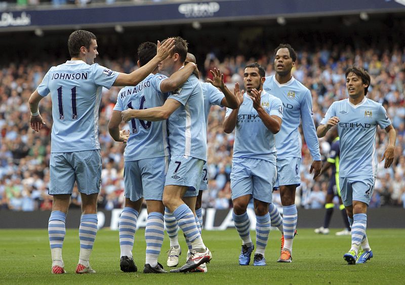 El delantero argentino del Manchester City Sergio "Kun" Agüero (2i) celebra su gol contra el Wigan Athletic.