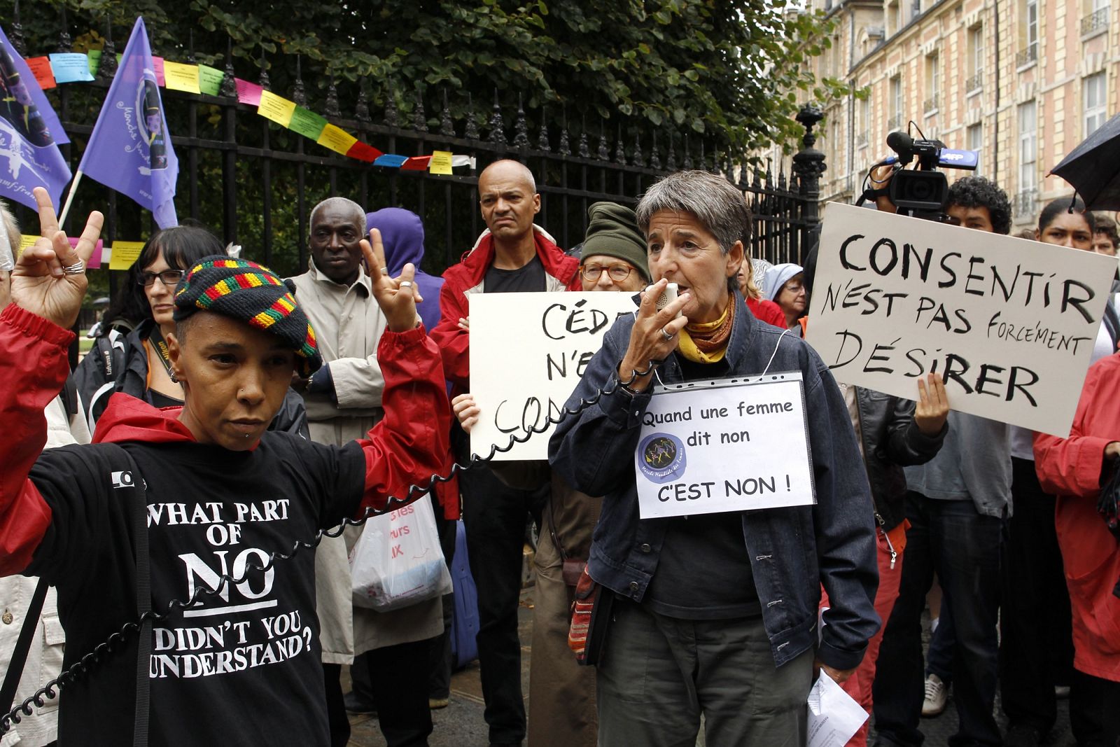 Activistas por los derechos de las mujeres se manifiestan frente a la casa de Dominique Strauss-Kahn en París