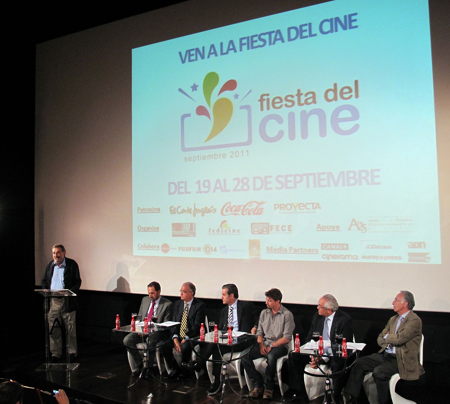 Distribuidores, exhibidores, productores y patrocionadores en la presentación de la Fiesta del Cine, junto al presidente de la Academia de Cine español.