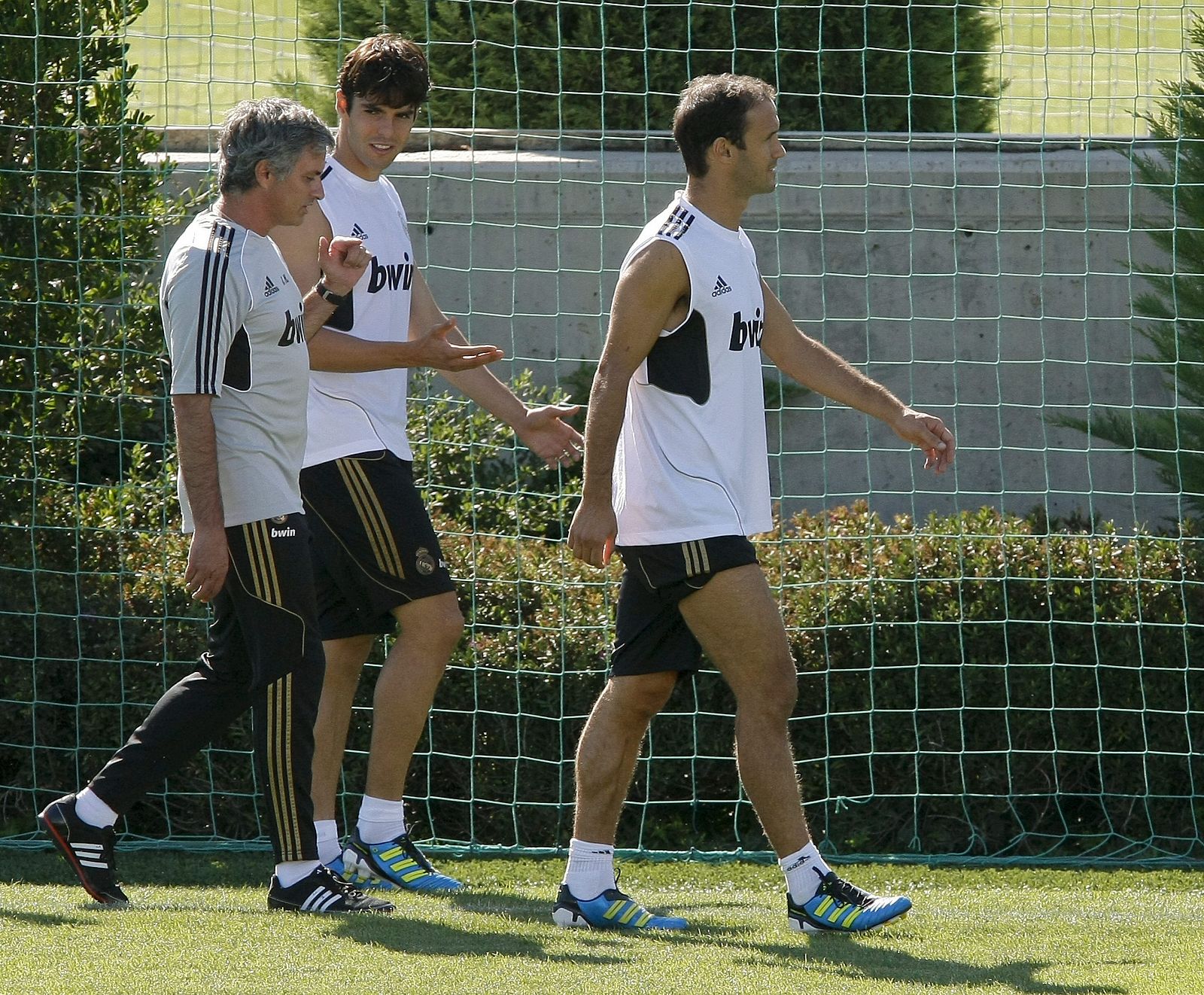 El jugador del Real Madrid, Kaká, charla con su entrenador, José Mourinho.