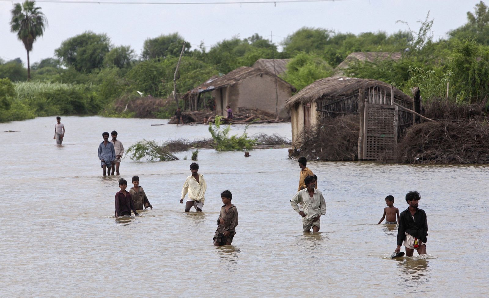 Varios paquistaníes abandonan sus casas en la provincia de Sindh, al sur del país