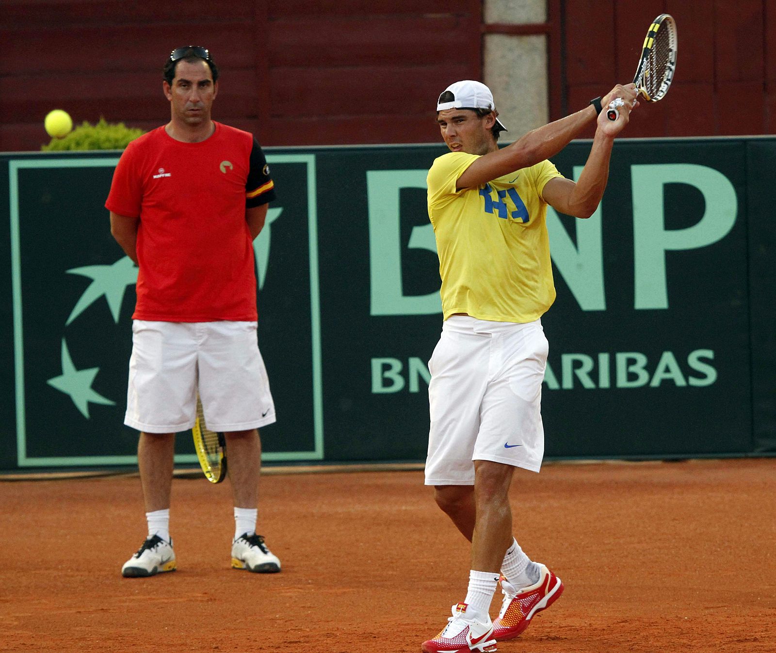 El capitán del equipo español de la Copa Davis, Albert Costa, sigue de cerca el entrenamiento de Nadal en la plaza de toros de Los Califas (Córdoba).