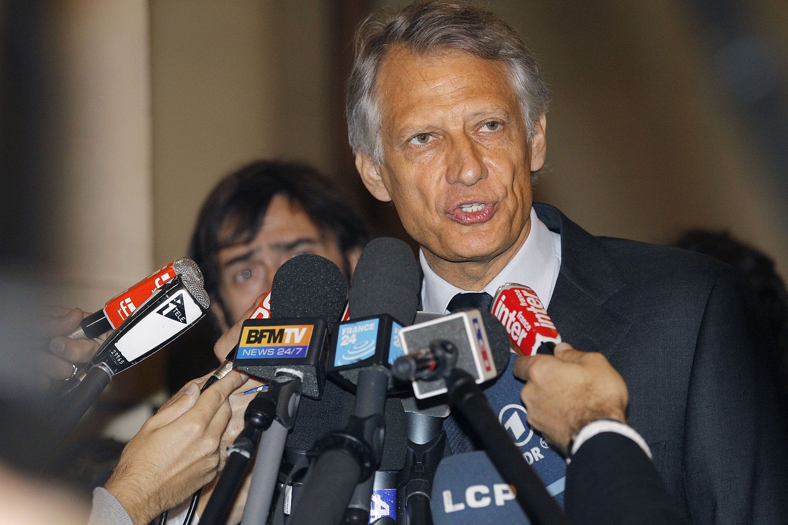 El exprimer ministro francés Villepin, tras ser absuelto