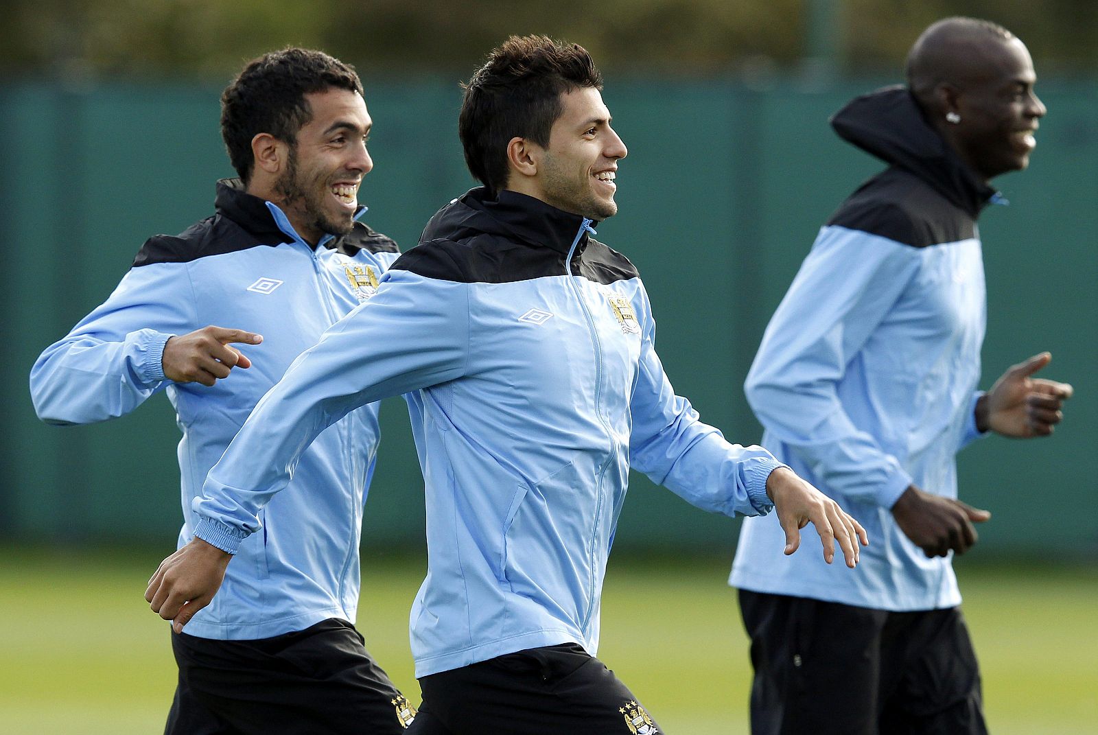 Los jugadores del Manchester City, Tévez, Agüero y Balotelli, durante un entrenamiento con su equipo.