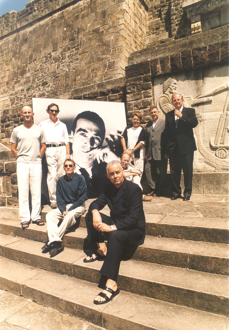 Antonio Pernas con Jesús del Pozo y detrás, junto al retrato de Cristóbal Balenciaga y de derecha a izquierda, Modesto Lomba, Roberto Torreta, José Luis y José Victor de Victorio&Lucchino, Roberto Verino y Enrique Loewe.