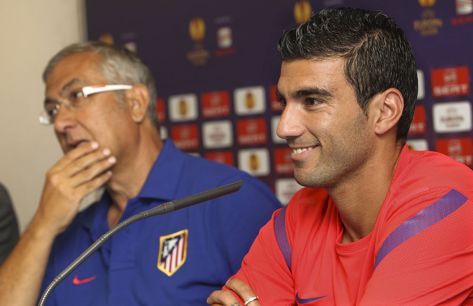 El jugador del At. de Madrid, José Antonio Reyes (d), acompañado del técnico rojiblanco, Gregorio Manzano