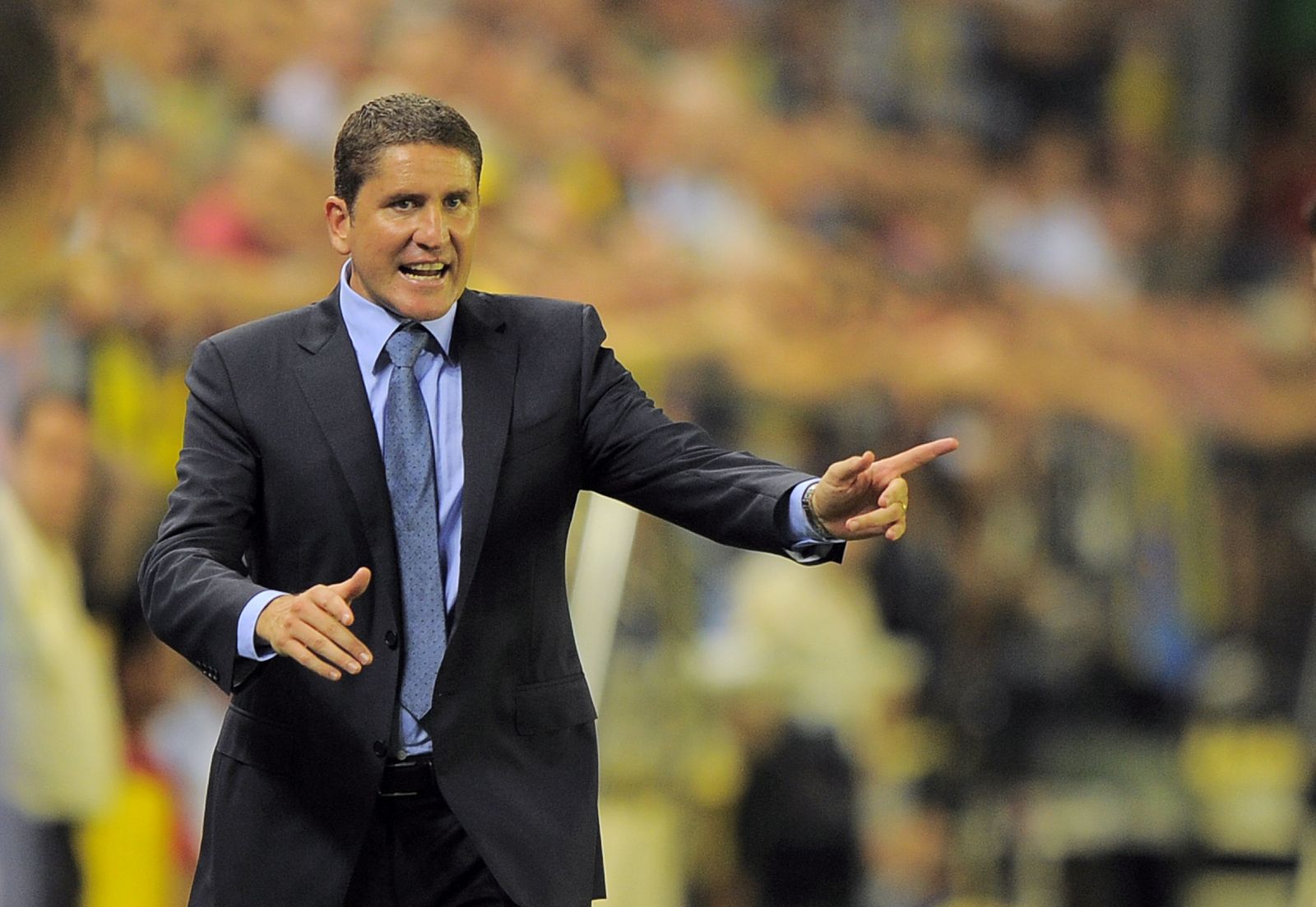 El entrenador del Villarreal, Juan Carlos Garrido, dando instrucciones a los suyos.