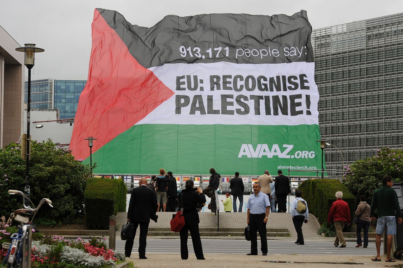 Un bandera palestina de la campaña para apoyar su reconocimiento como estado, frente a la sede de la UE en Bruselas