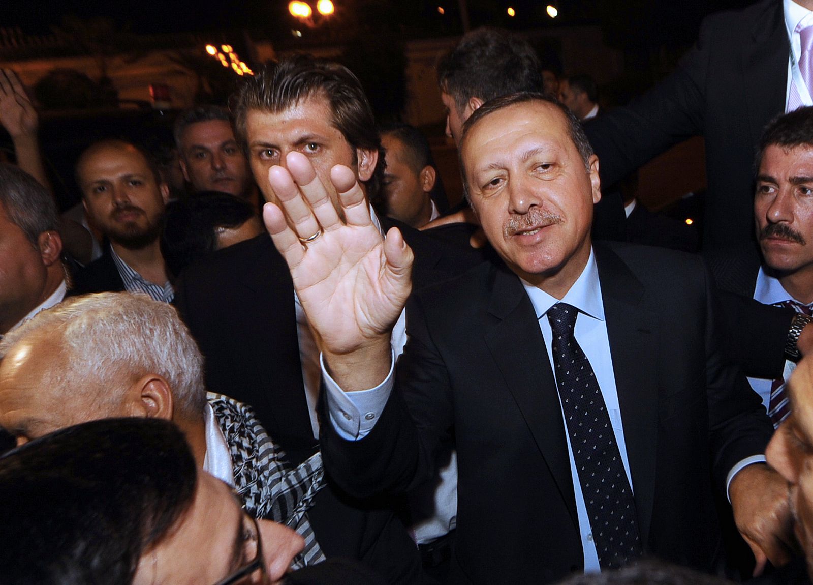 El primer ministro turco, Recep Tayyip Erdogan, saluda a la multitud al llegar a Túnez este miércoles