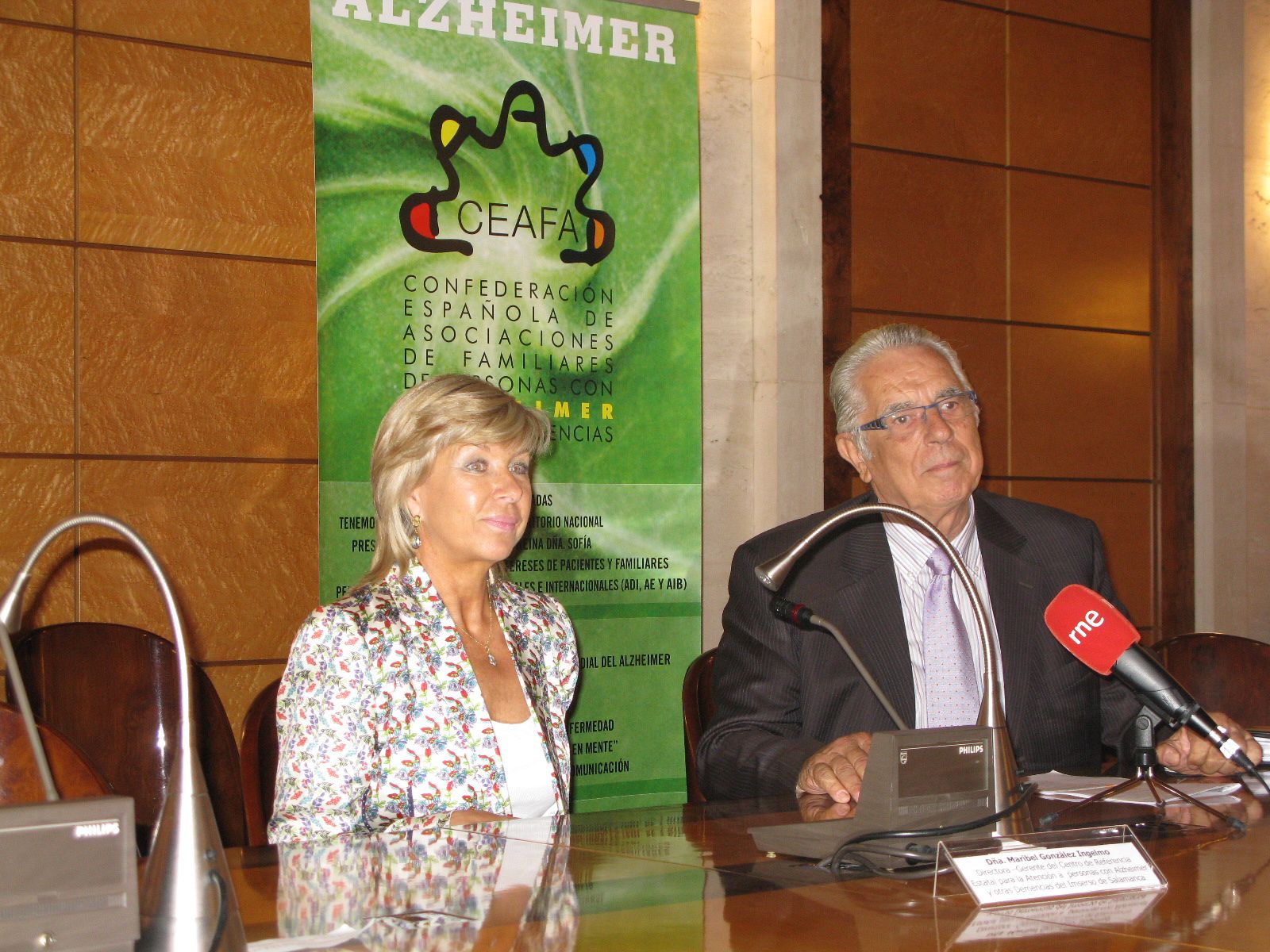Arsenio Hueros, presidente de CEAFA y Maribel González, gerente del Centro de Referencia Estatal para la atención de personas con Alzheimer, durante la rueda de prensa.