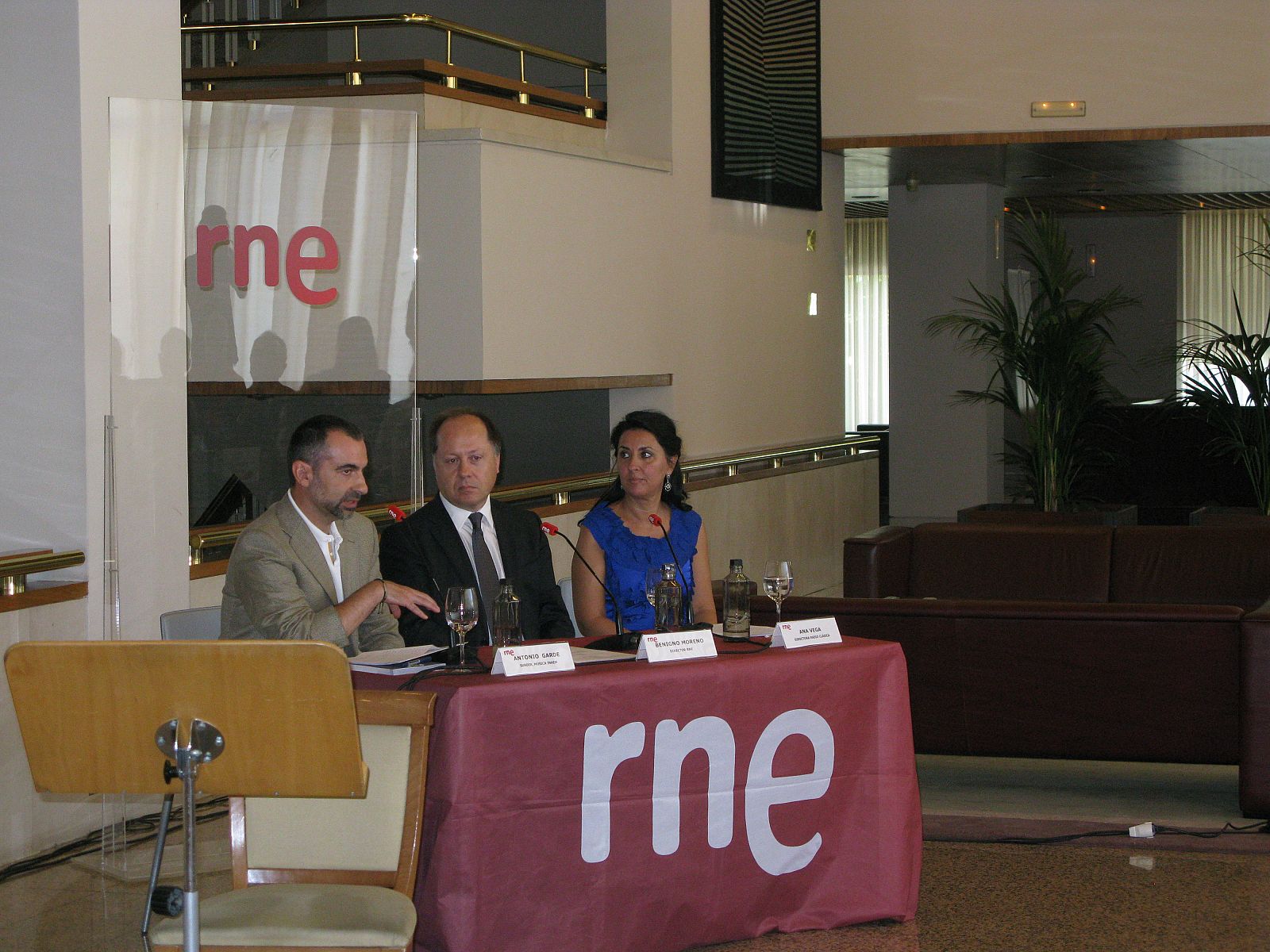 De izda a dcha, Antonio Garde, subdirector del INAEM, Benigno Moreno, director de RNE Y Ana Vega Toscano, directora de Radio Clásica, este jueves en el Auditorio Nacional