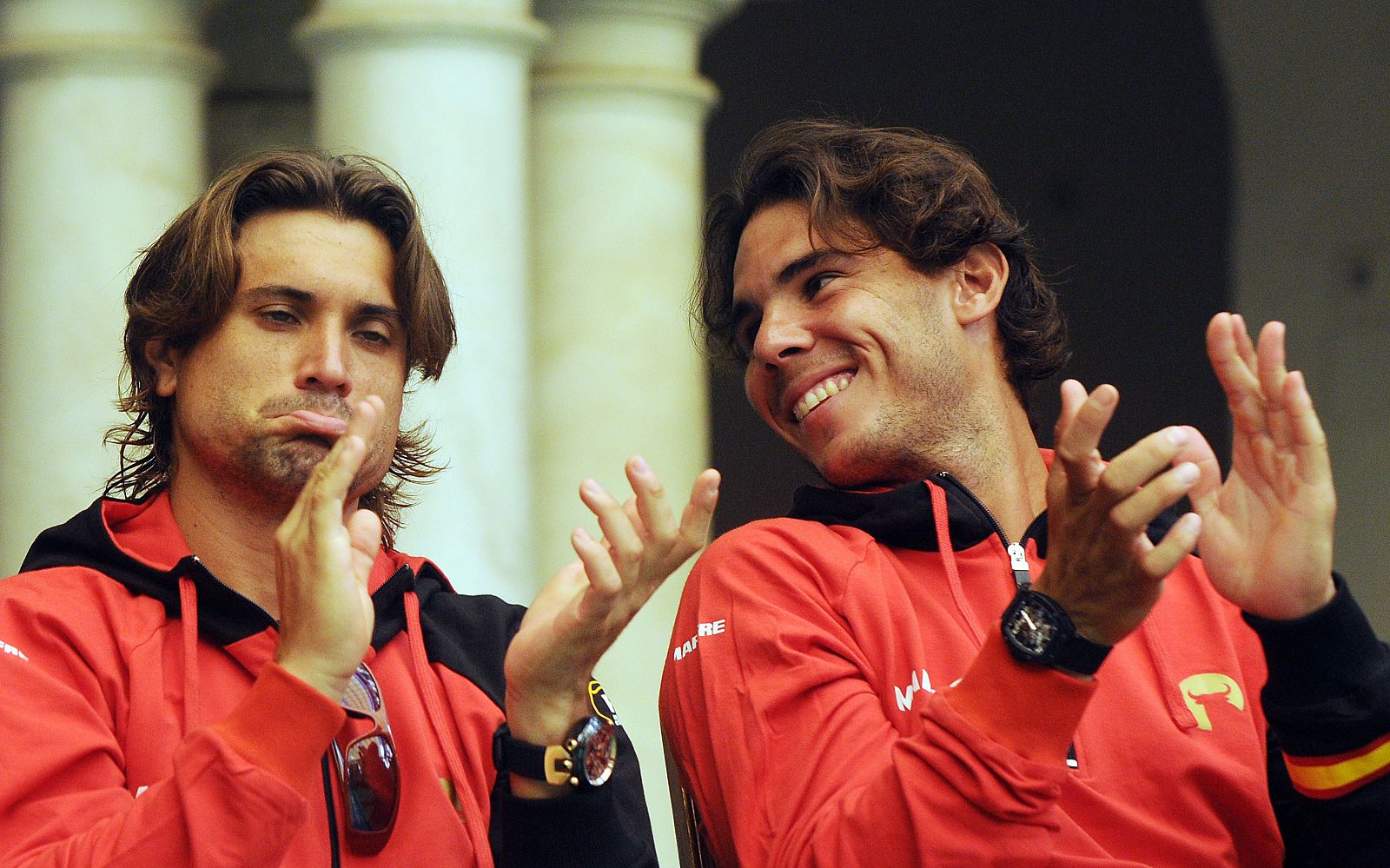 Ferrer y Nadal aplauden tras el sorteo de los emparejamientos de la semifinal de la Copa Davis ante Francia en Córdoba.