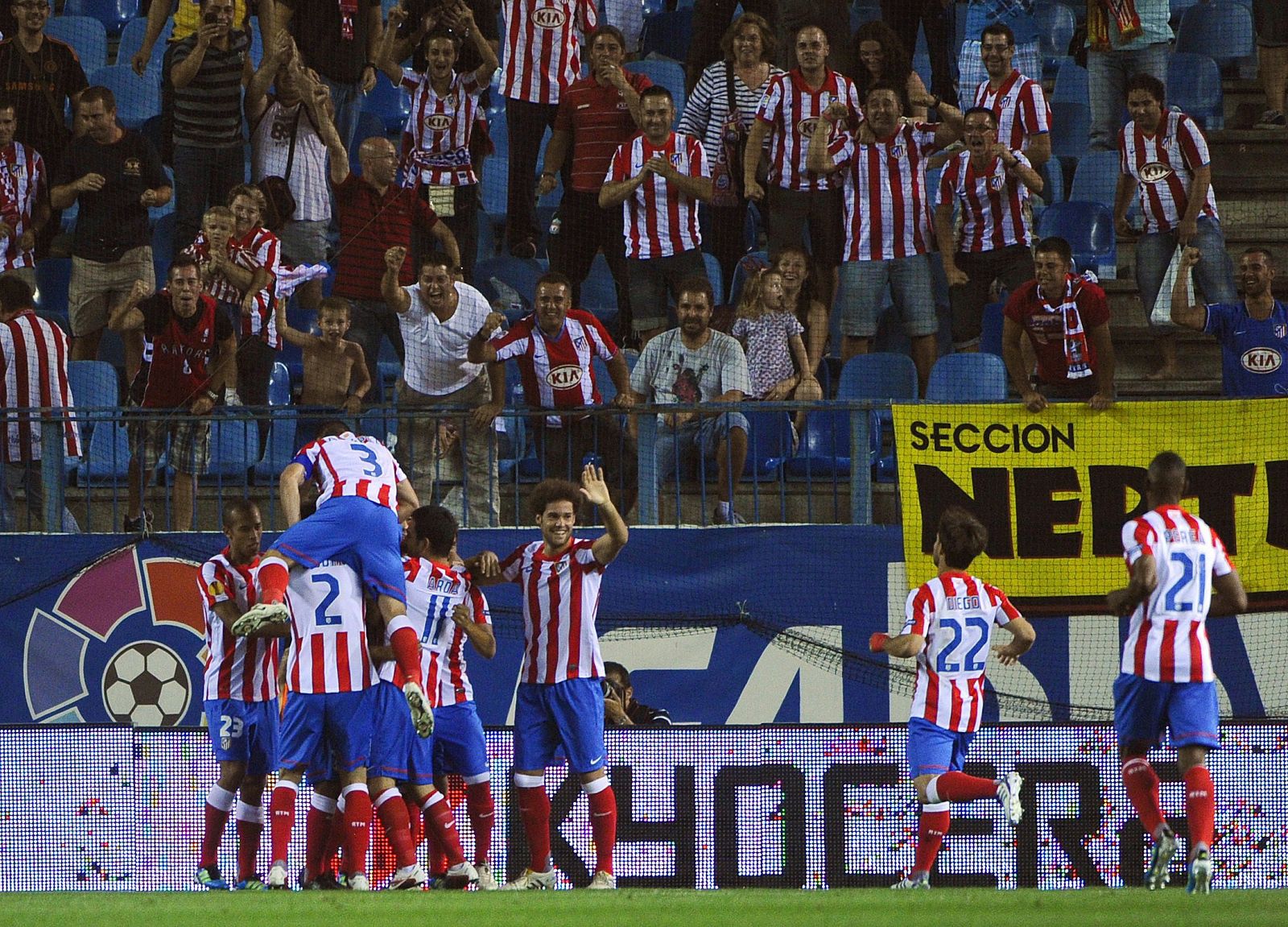 Los jugadores del Atlético celebran el primer gol, del colombiano Falcao