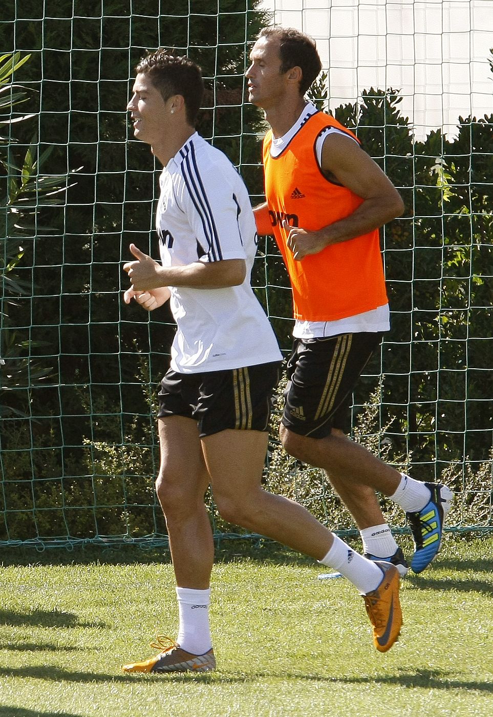 Los jugadores del Real Madrid, Cristiano Ronaldo y Ricardo Carvalho, durante un entrenamiento.