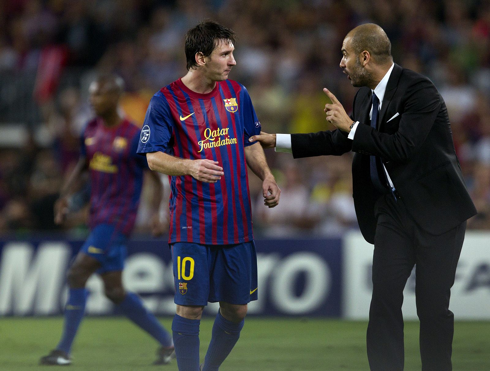 El técnico del FC Barcelona, Josep Guardiola, da instrucciones a su jugador, el argentino Leo Messi