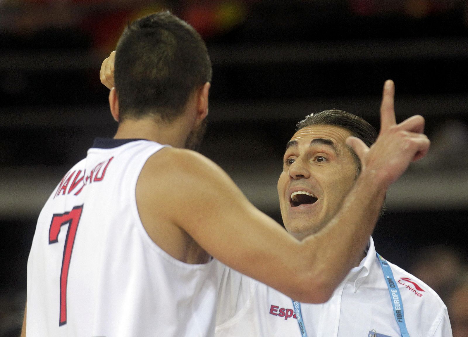 Scariolo da instrucciones a Navarro durante el partido contra Macedonia