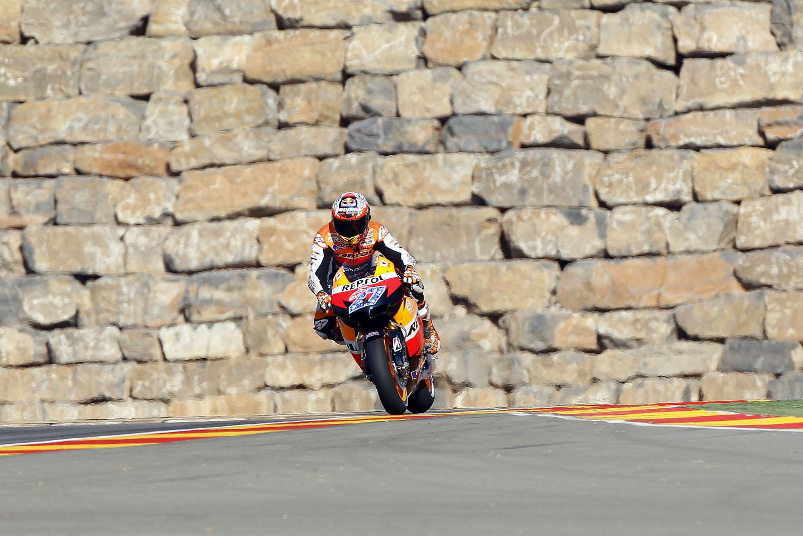 Casey Stoner ha llegado muy fuerte a la carrera de Aragón.