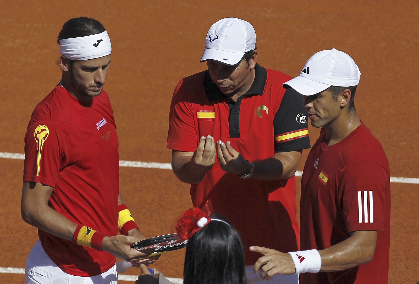 lbert Costa, da instrucciones a los tenistas Feliciano López (i) y Fernando Verdasco (d)