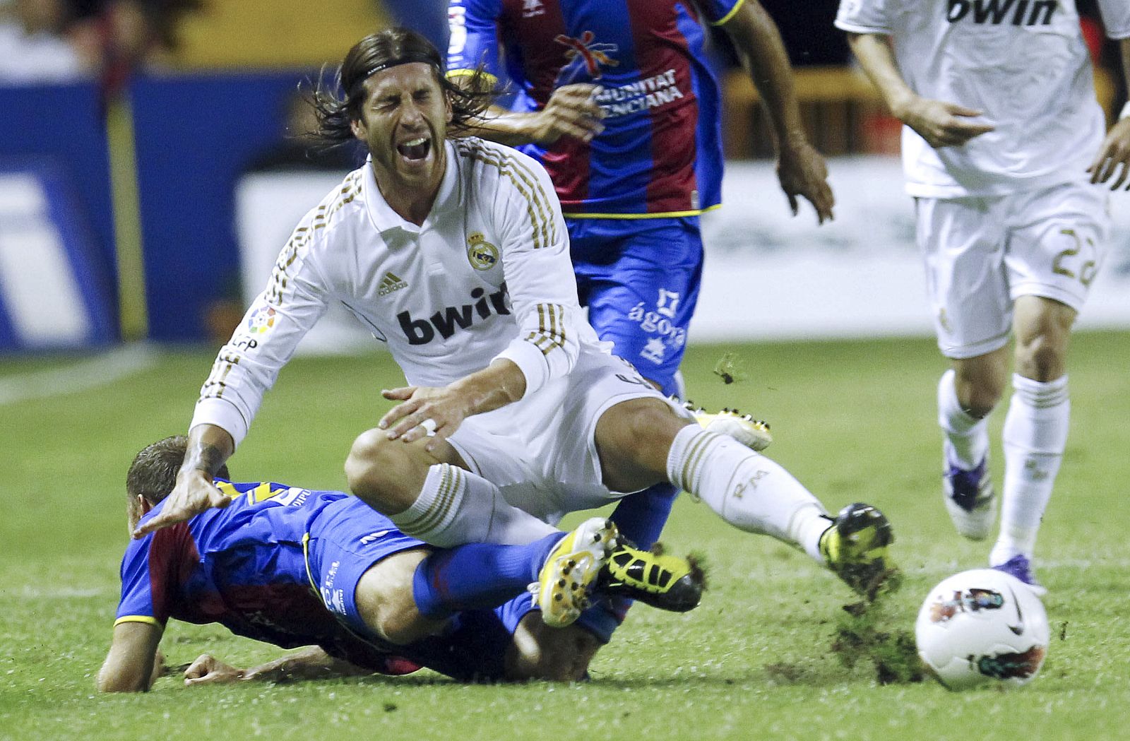 Sergio Ramos (c) lucha un balón con el centrocampista del UD Levante "Juanlu" (i).