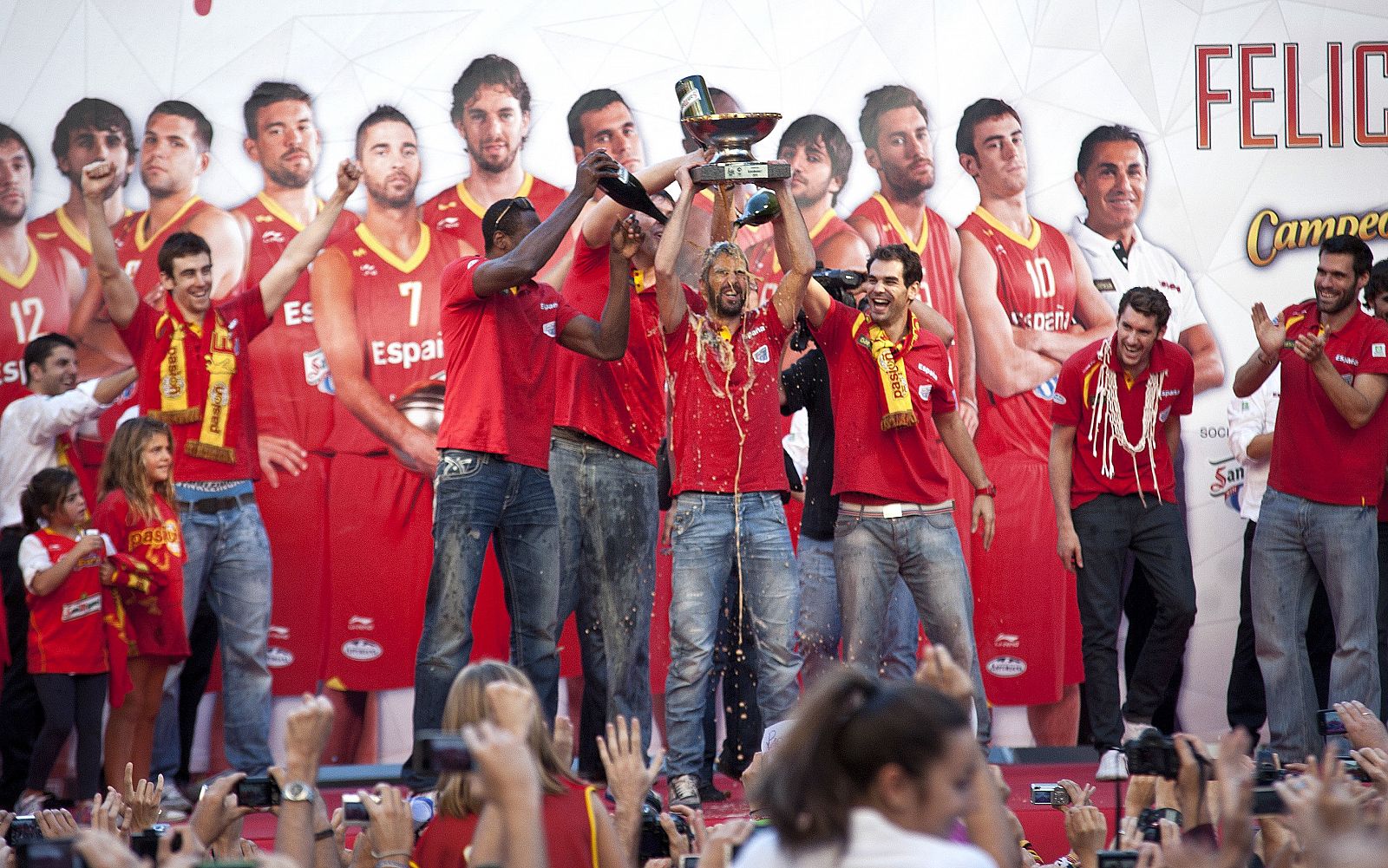 Los jugadores de la selección española de baloncesto celebran haber ganado copa del Europeo de Lituania 2011.