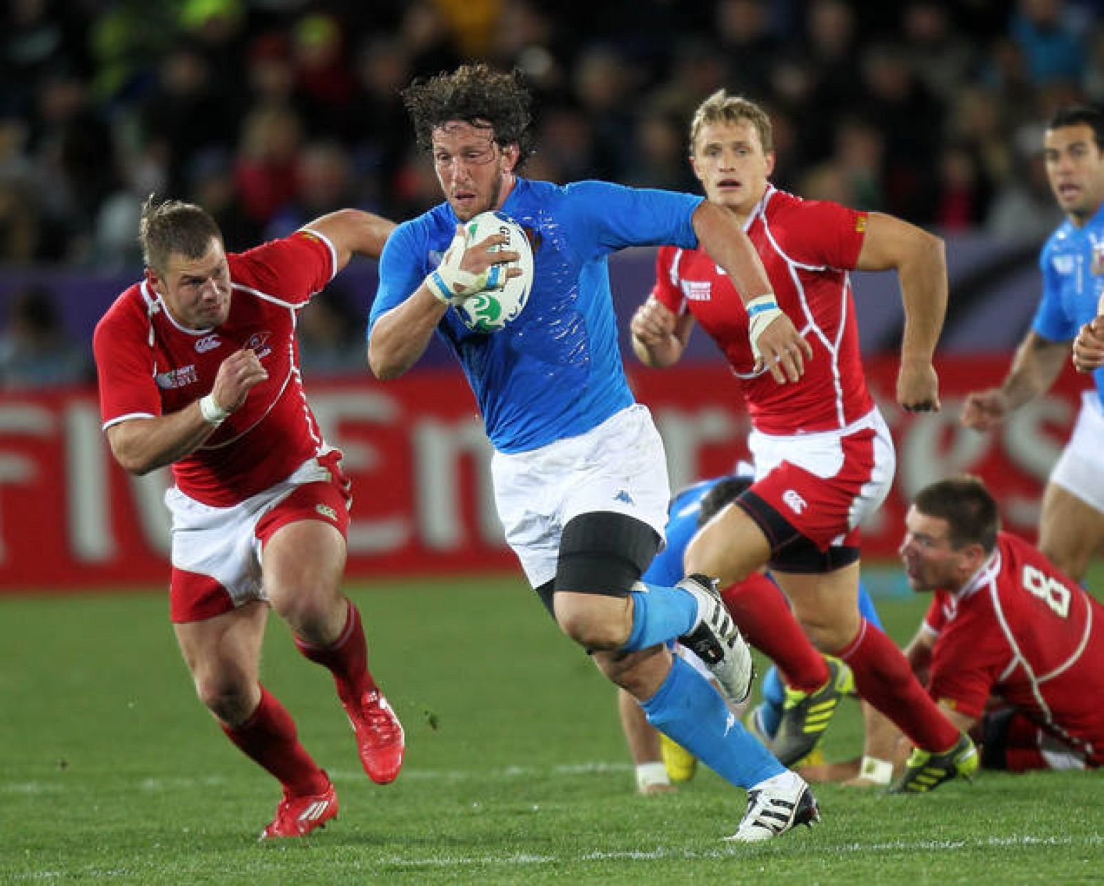 El jugador italiano Mauro Bergamasco corre con la pelota en su partido ante Rusia.