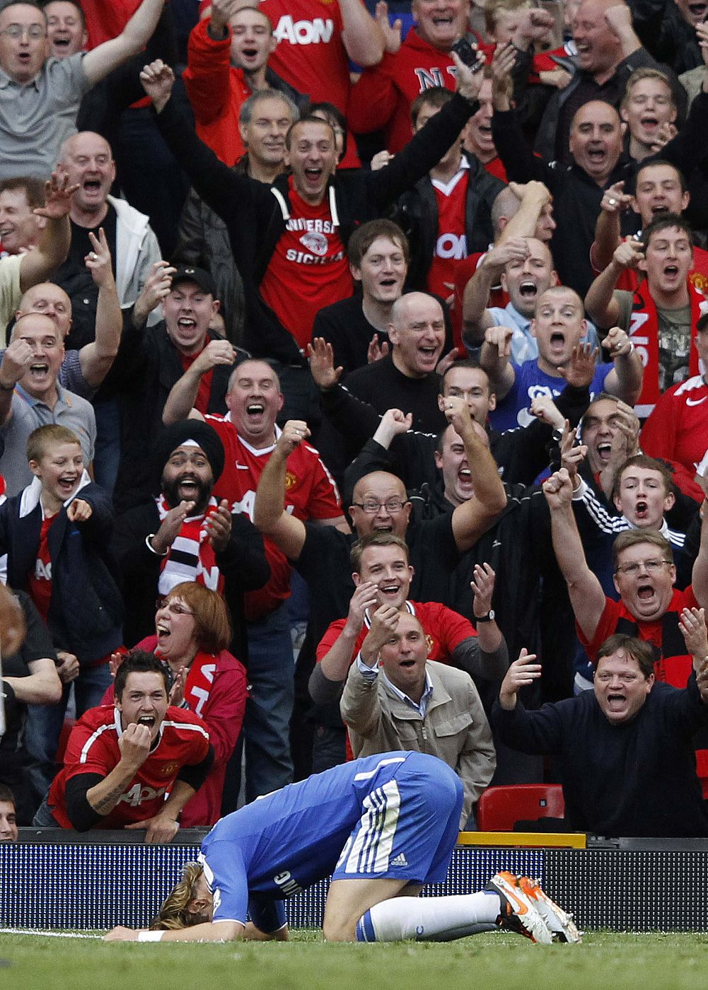 Fernando Torres se lamenta del gol que falló a puerta vacía ante el Manchester United en Old Trafford.