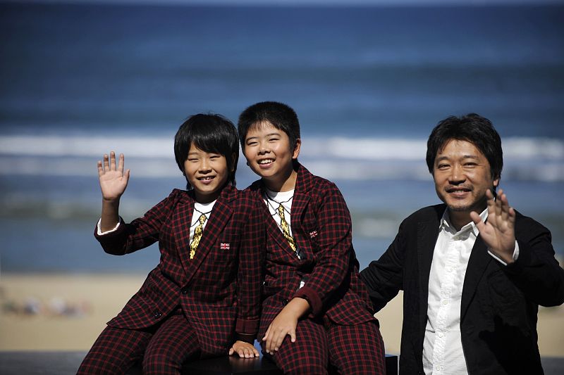Los hermanos Oshiro y Koki Maeda con el director Hirokazu Kore-eda