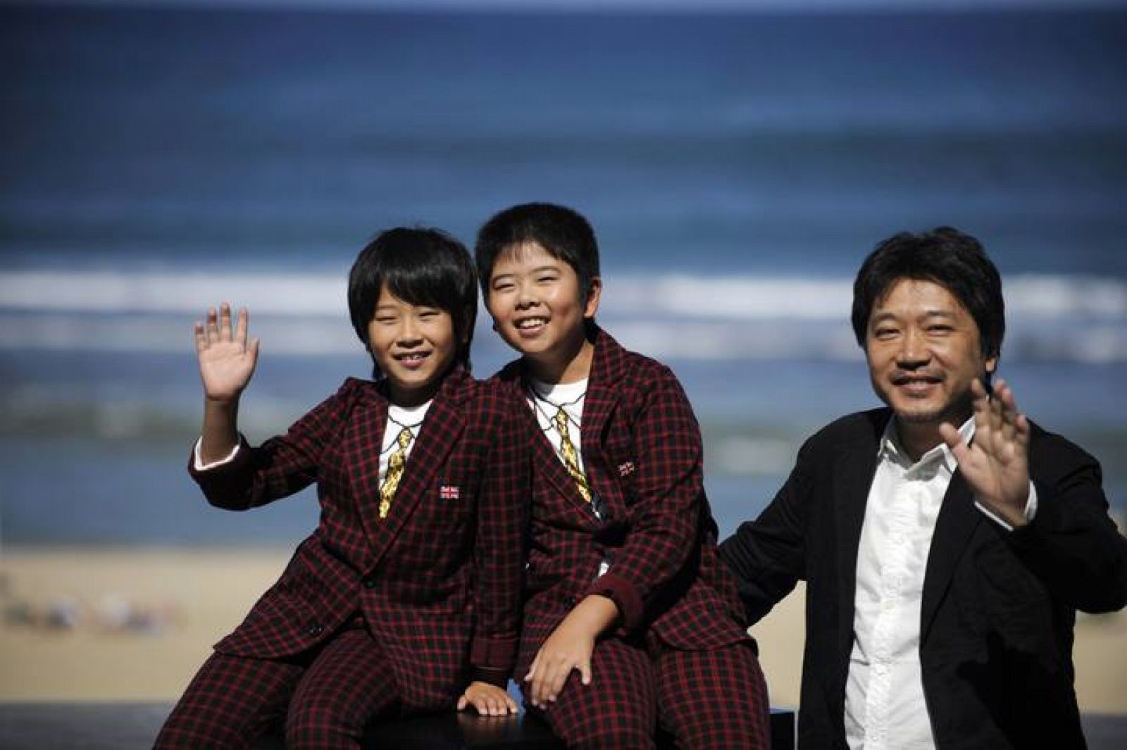 Los hermanos Oshiro y Koki Maeda con el director Hirokazu Kore-eda
