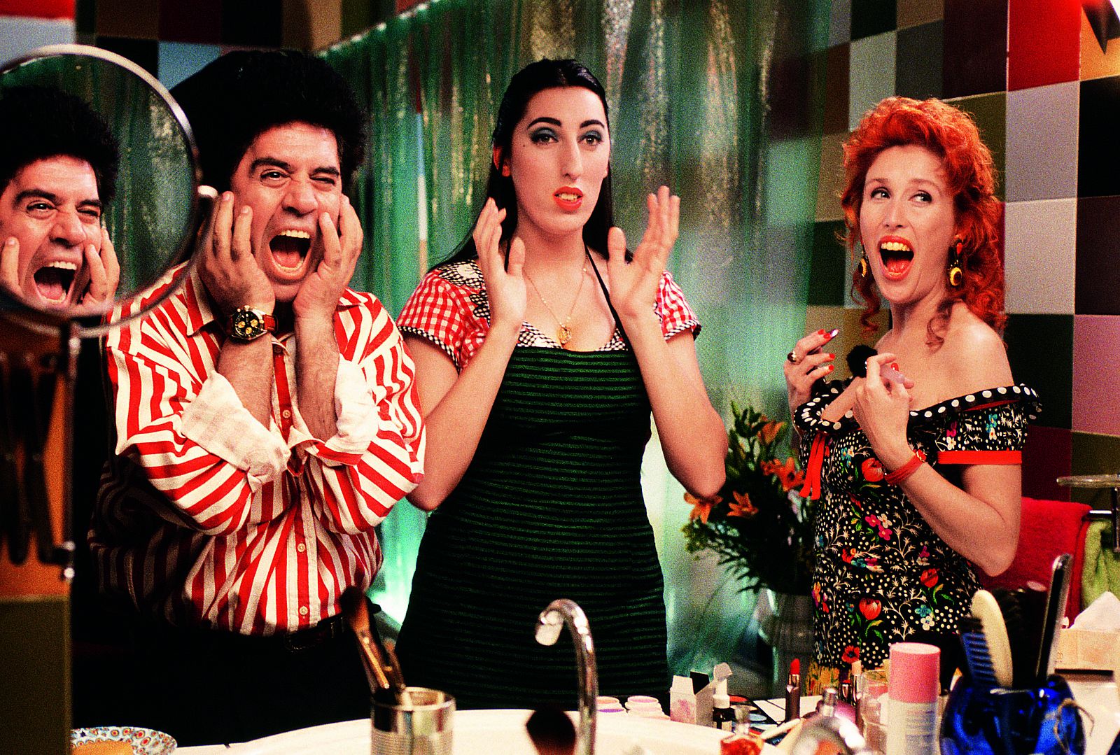 Rodaje de 'Kika': Pedro Almodóvar ensaya con Rossy de Palma y Verónica Forqué.