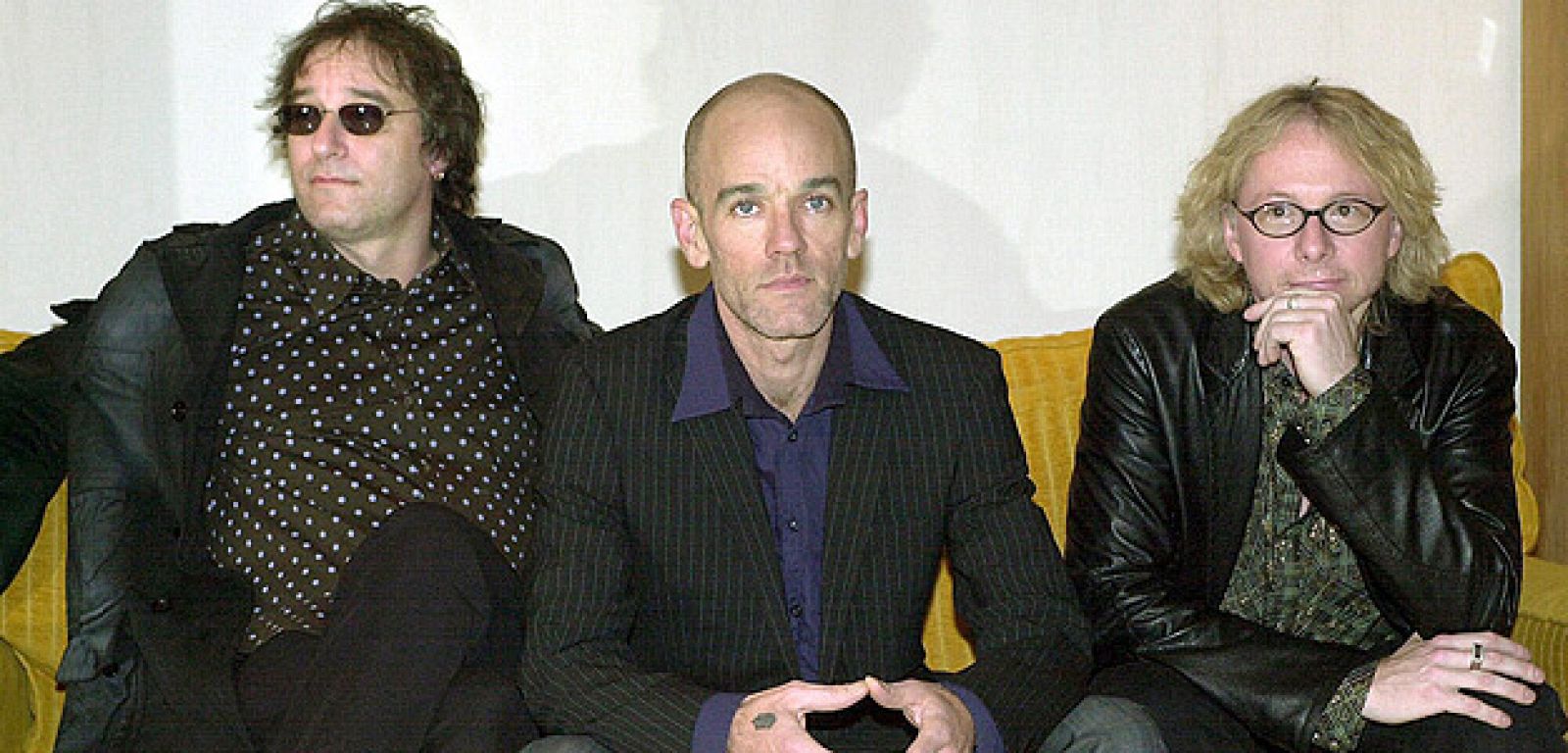 Michael Stipe (c), Peter Buck (i) y Mike Mills (d), durante una rueda de prensa en Madrid