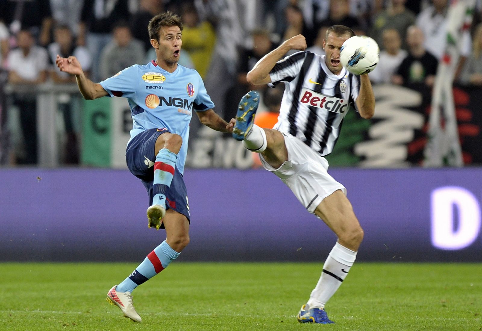 Juventus' Giorgio Chiellini challenges Gaston Ramirez of Bologna during their Serie A soccer match at the Juventus Stadium in Turin