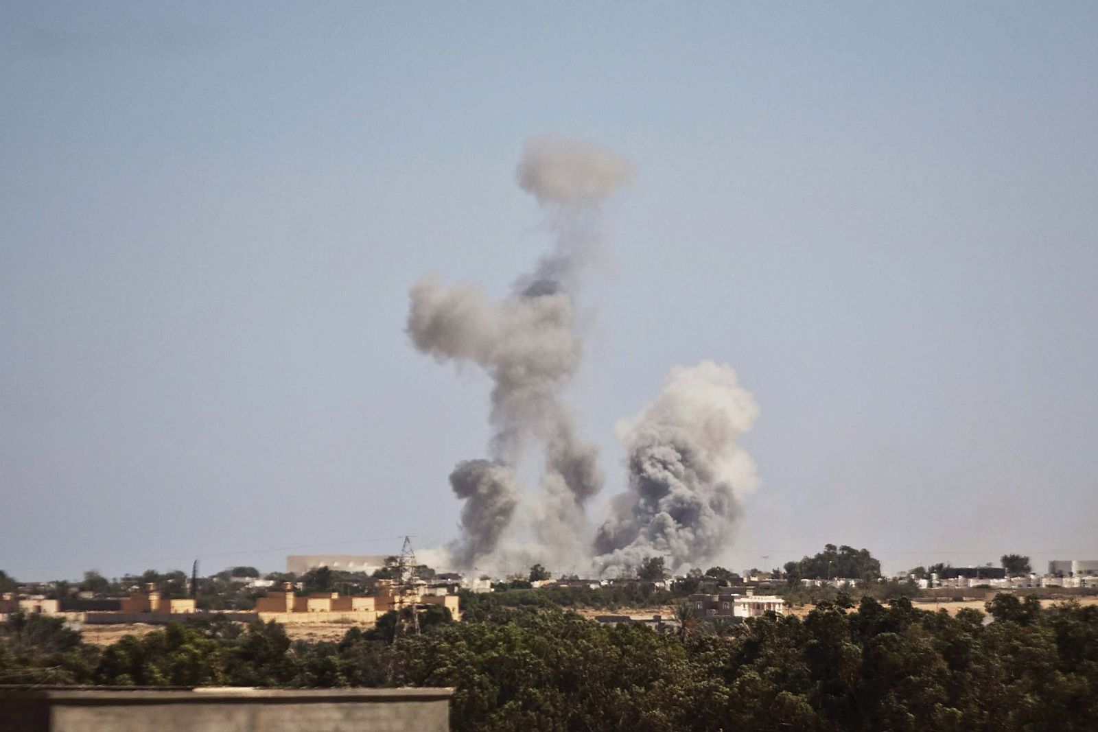 Vista de una columna de humo tras un ataque aéreo de fuerzas de la OTAN sobre Sirte