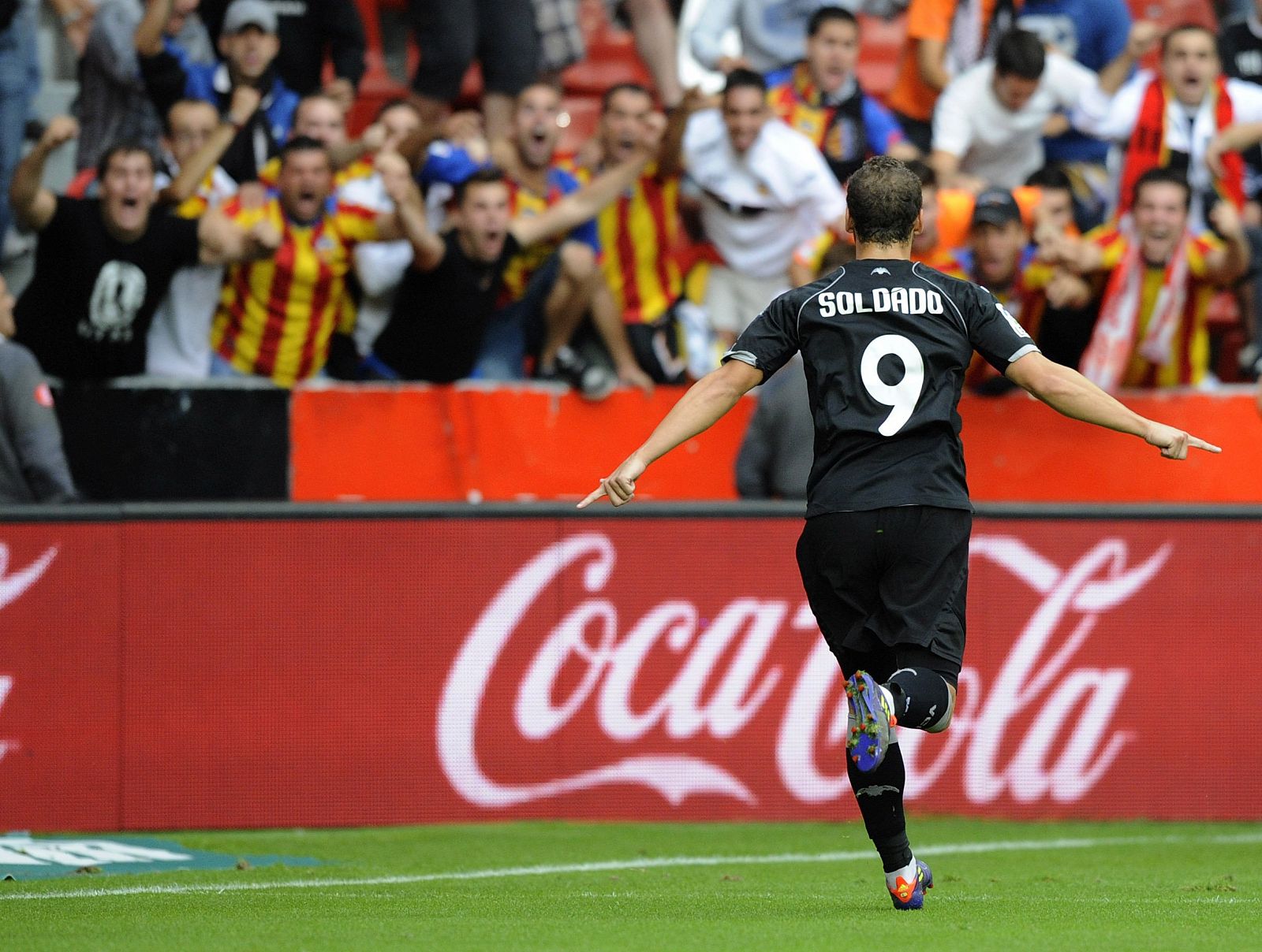 Roberto Soldado celebra un gol ante la afición ché