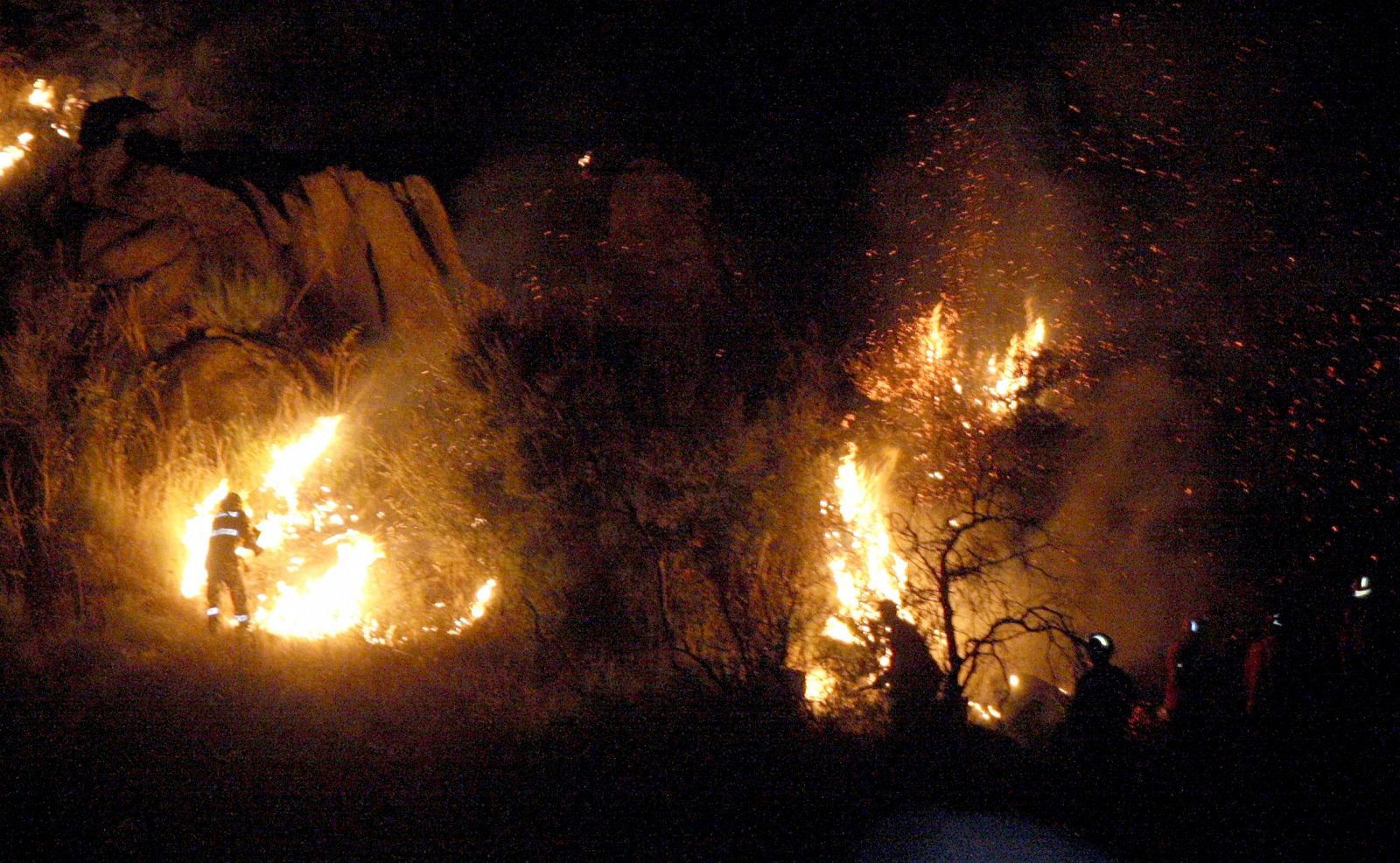 El fuego se ha declarado al otro lado del río Turones, que separa España y Portugal, dentro del término municipal portugués de Escarigo.