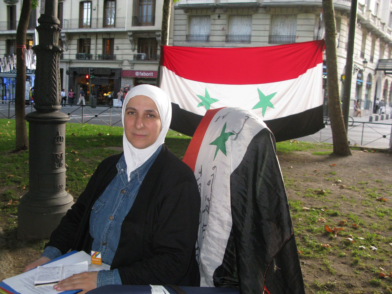 La activista siria, en el lugar donde hace huelga de hambre.