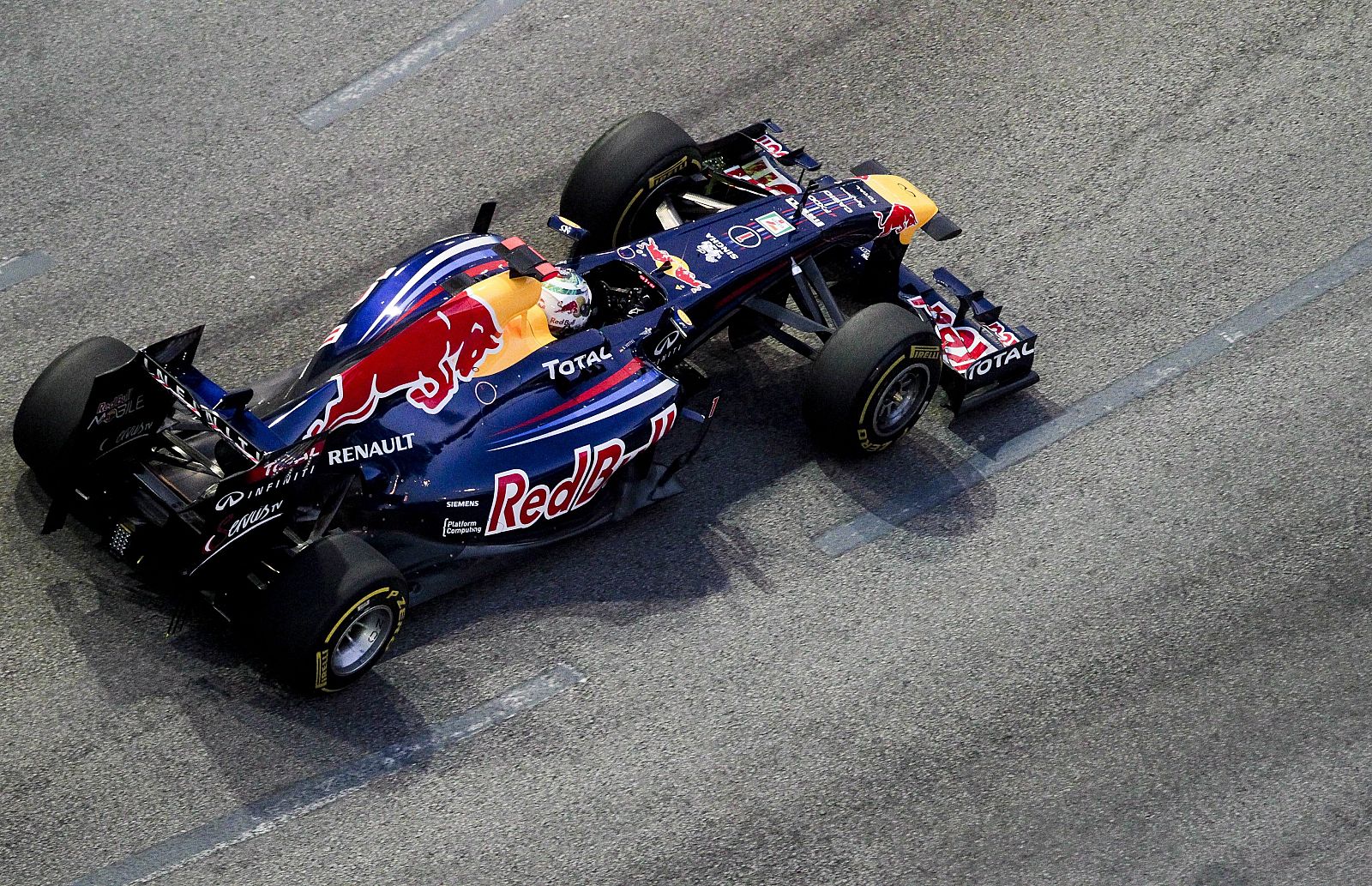 Sebastian Vettel, de Red Bull, conduce su monoplaza durante la sesión de entrenamientos en el circuito urbano de Marina Bay