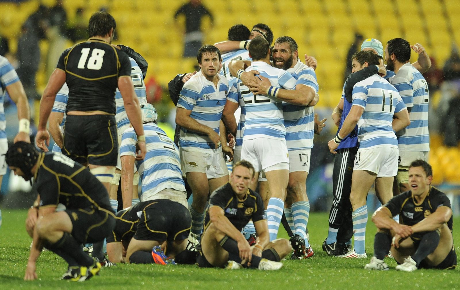 Argentina celebra la victoria en los últimos compases ante Escocial en el Mundial de rugby.