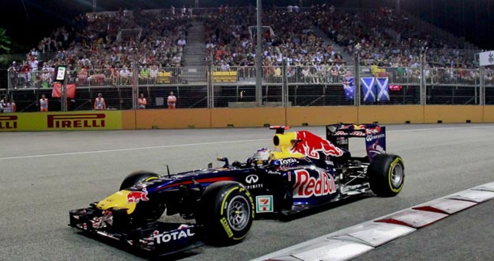El piloto alemán de Fórmula 1, Sebastian Vettel, de Red Bull, ganador en el circuito de Marina Bay del Gran Premio de Singapur.