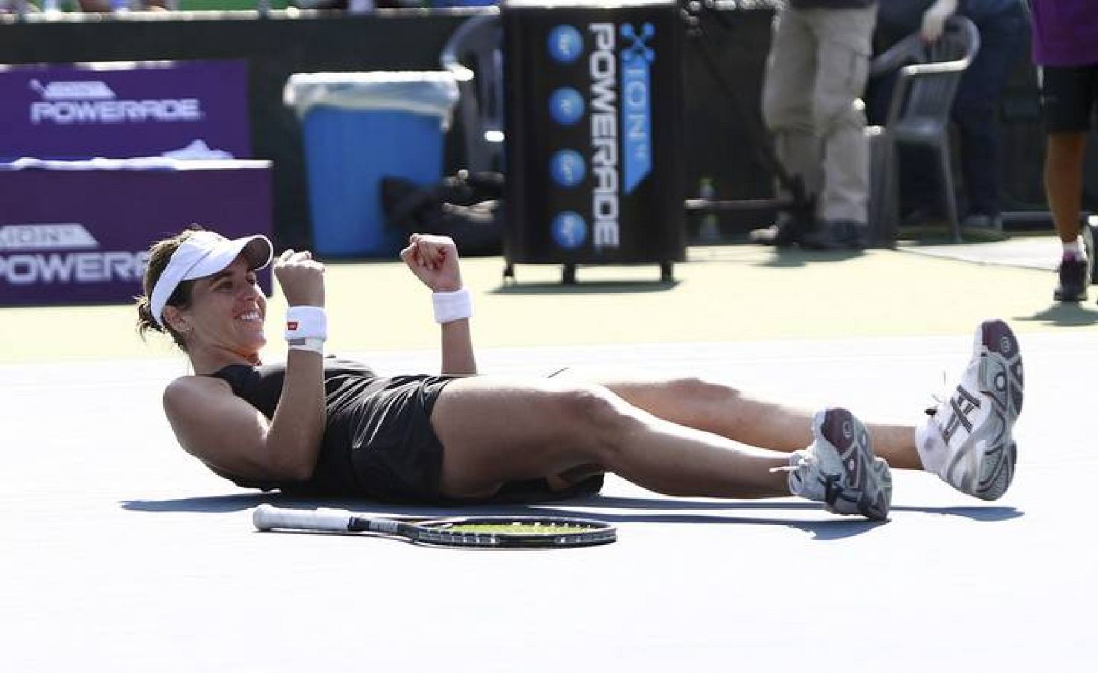 La tenista española María José Martínez Sánchez celebra tras ganar a la kazaja Galina Voskoboeva en la final del torneo de tenis de Seúl 