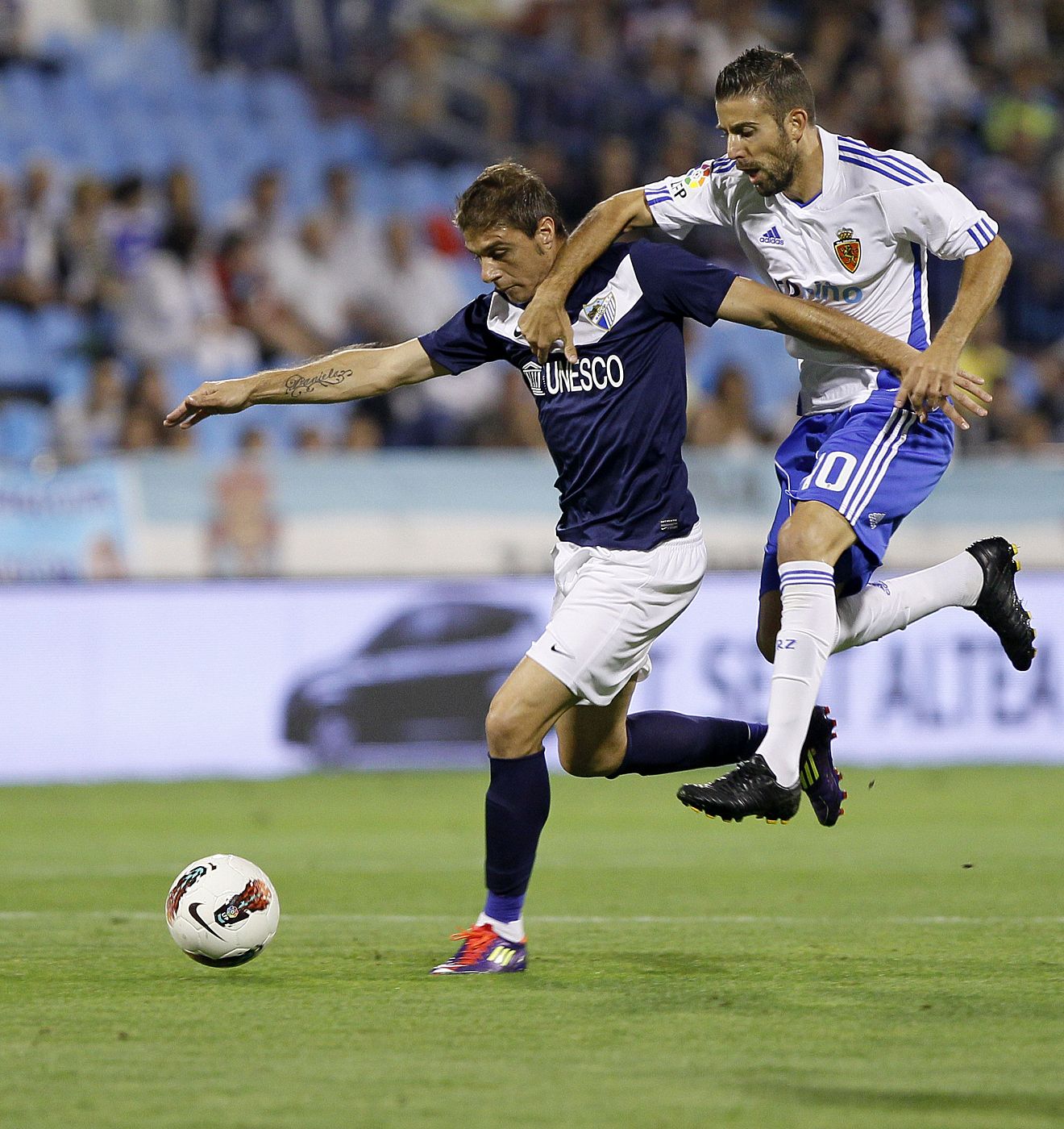 Joaquín y Luis García pugnan por un balón en el Zaragoza - Málaga