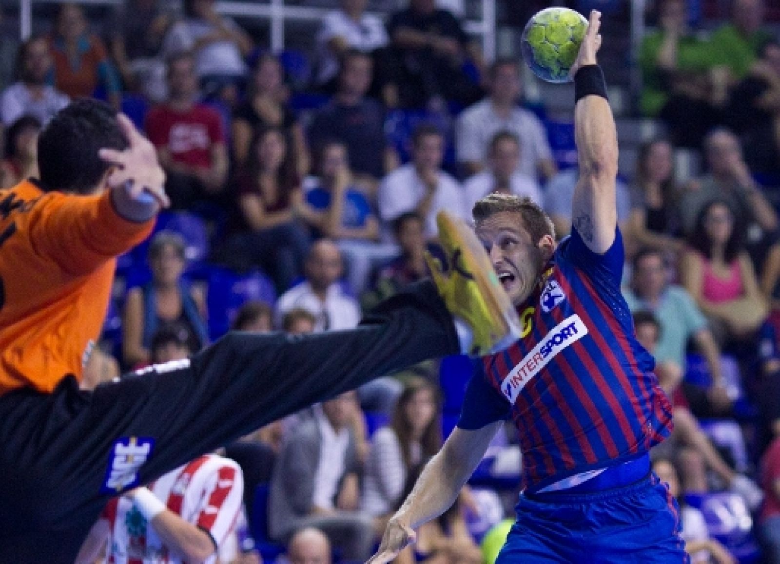 Víctor Tomás, con nueve tantos, fue el máximo goleador en la victoria del Barcelona Intersport (33-26) ante el Alser Puerto Sagunto.