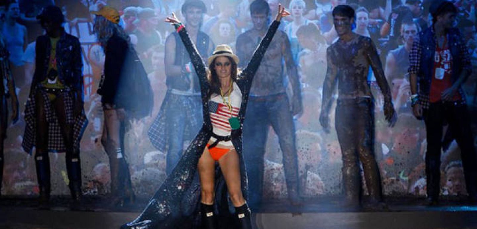 Los gemelos Dean y Dan Caten, Dsquared2, se inspiran en el moviemiento hippie del festival de Woodstock. 