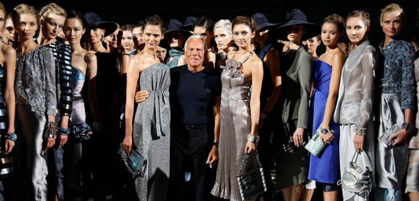 El diseñador Giorgio Armani rodeado de todas las modelos de su desfile en Milán.