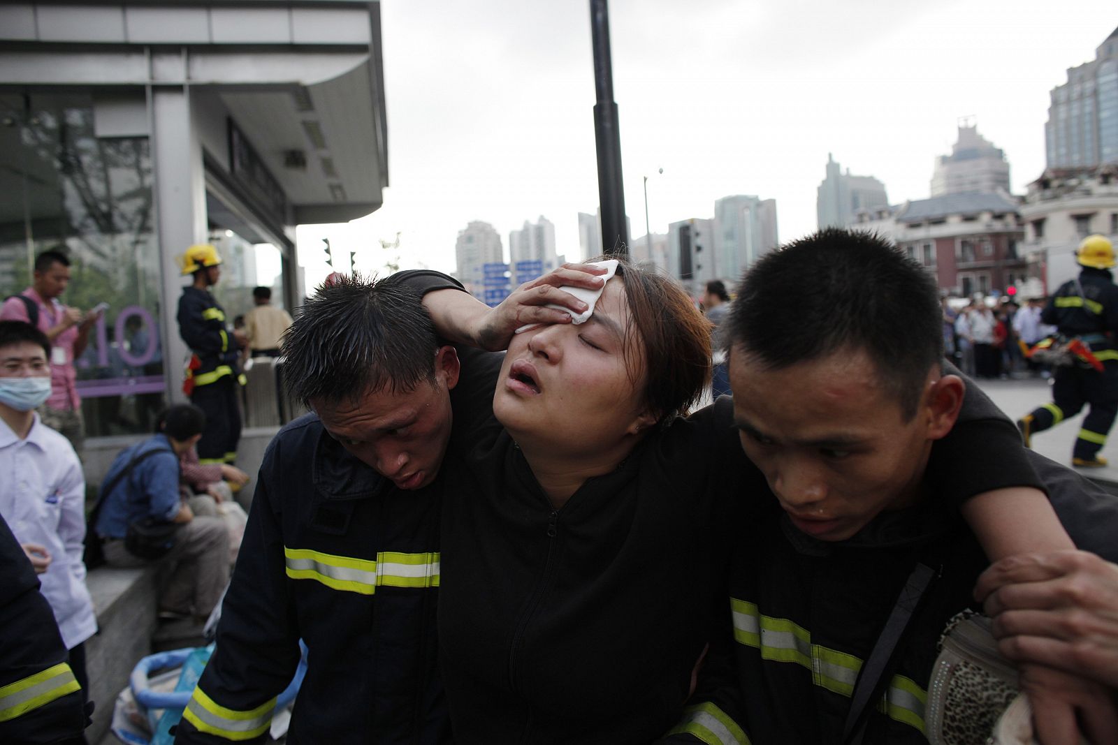 Los equipos de rescate ayudan a una herida tras el choque de dos trenes en el metro de Shanghai