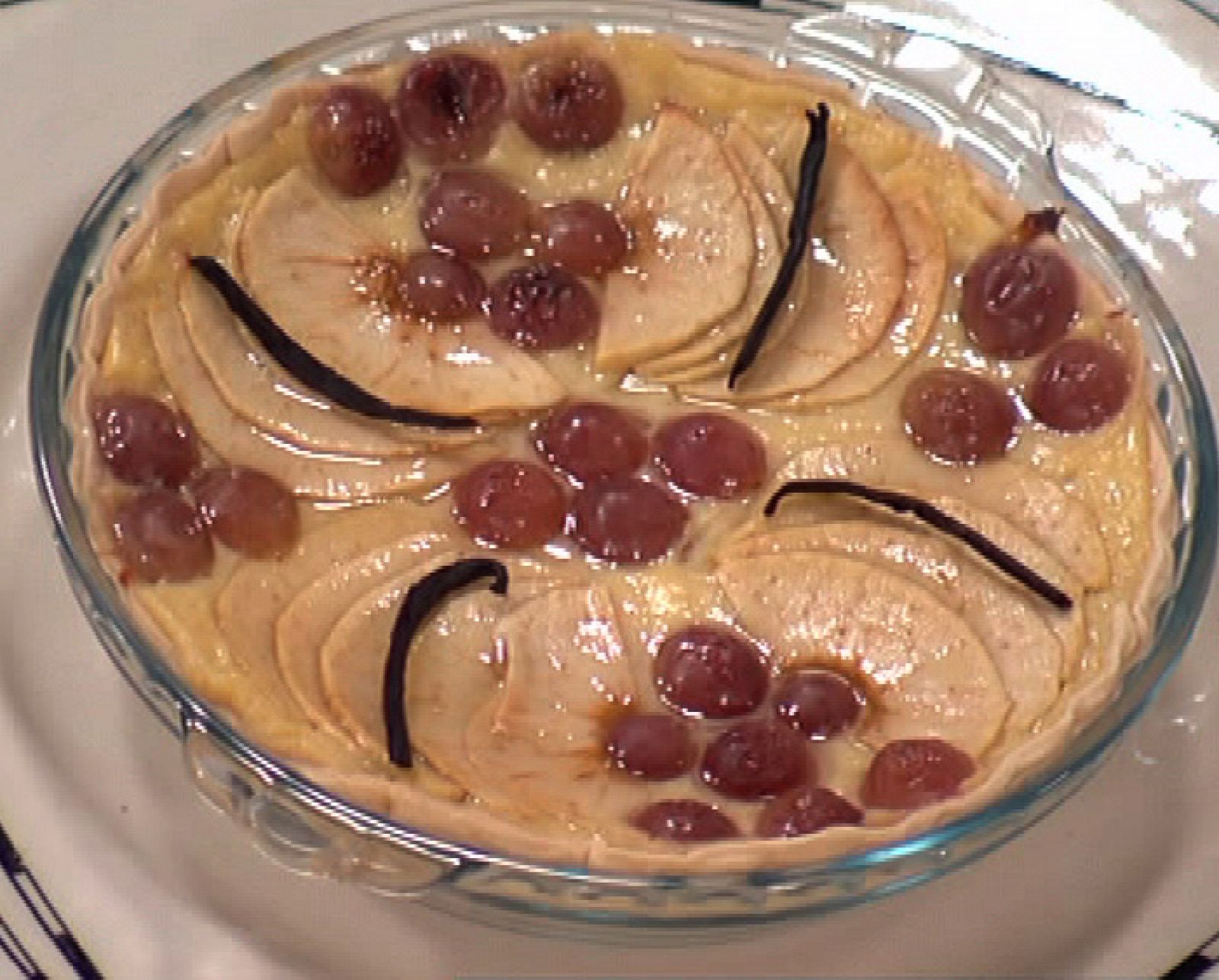 Preparamos un tarta de manzana y uvas.