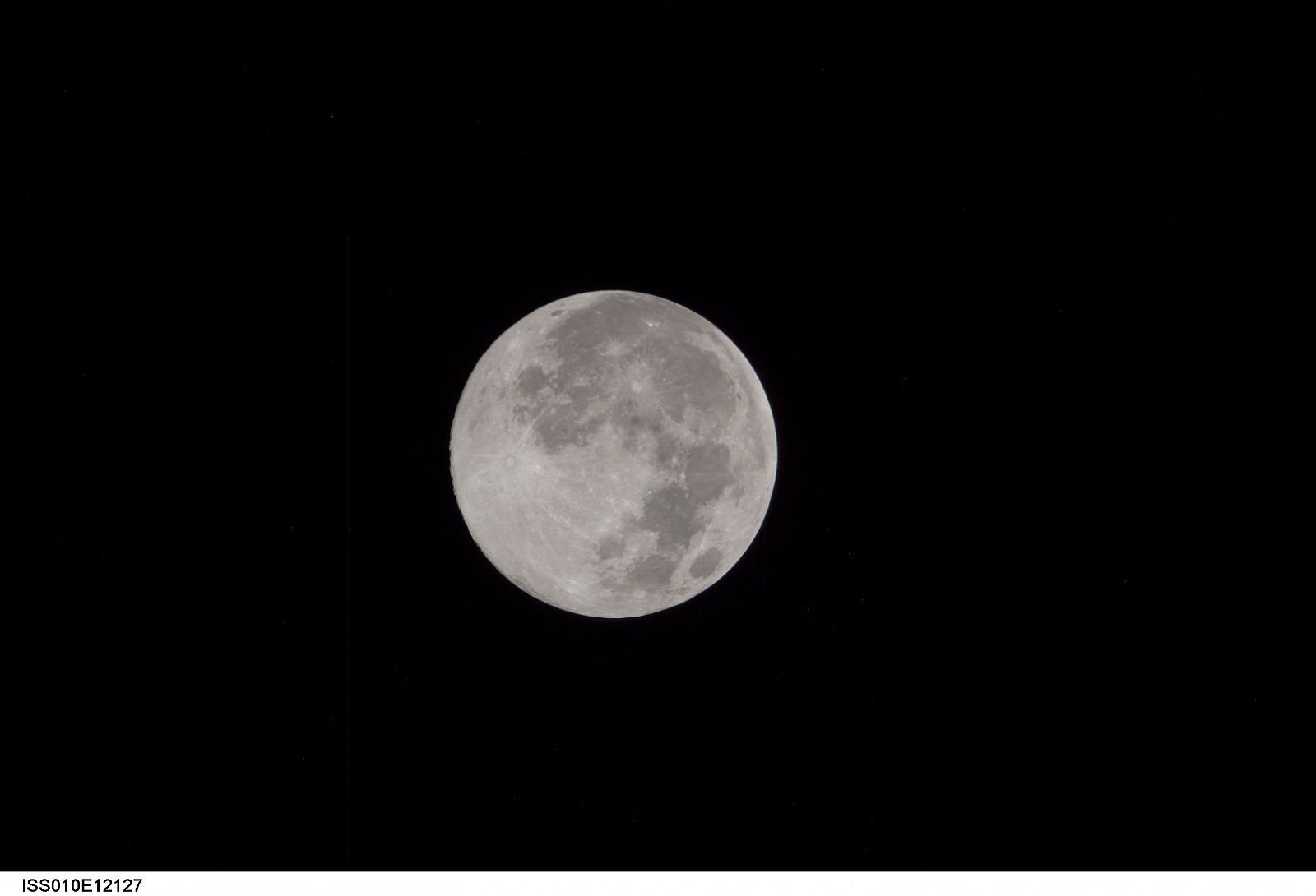 La Luna se acerca a la Tierra, pero se esconde en el cielo