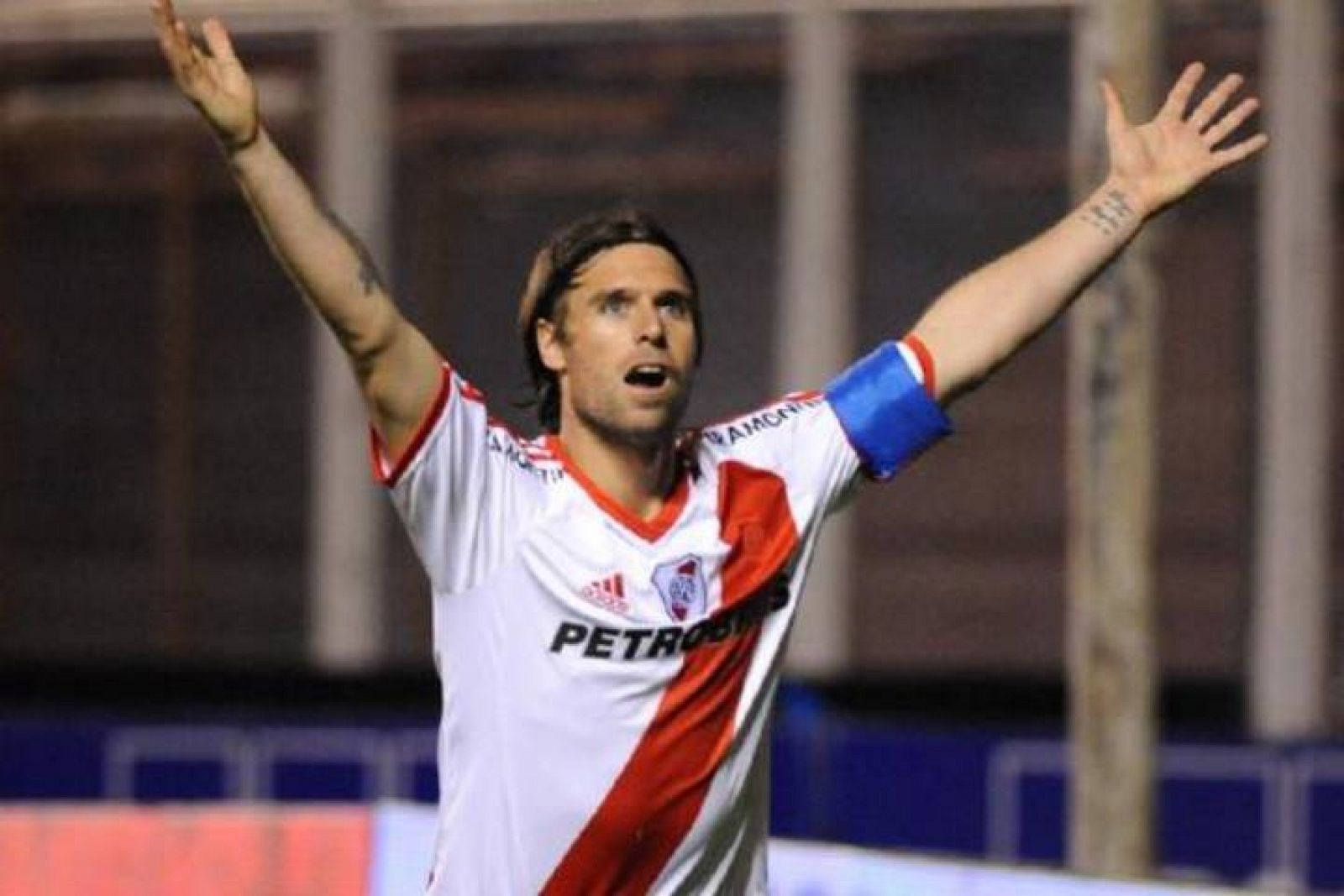 El jugador del River Plate, Cavenaghi, celebra un gol en una imagen de archivo